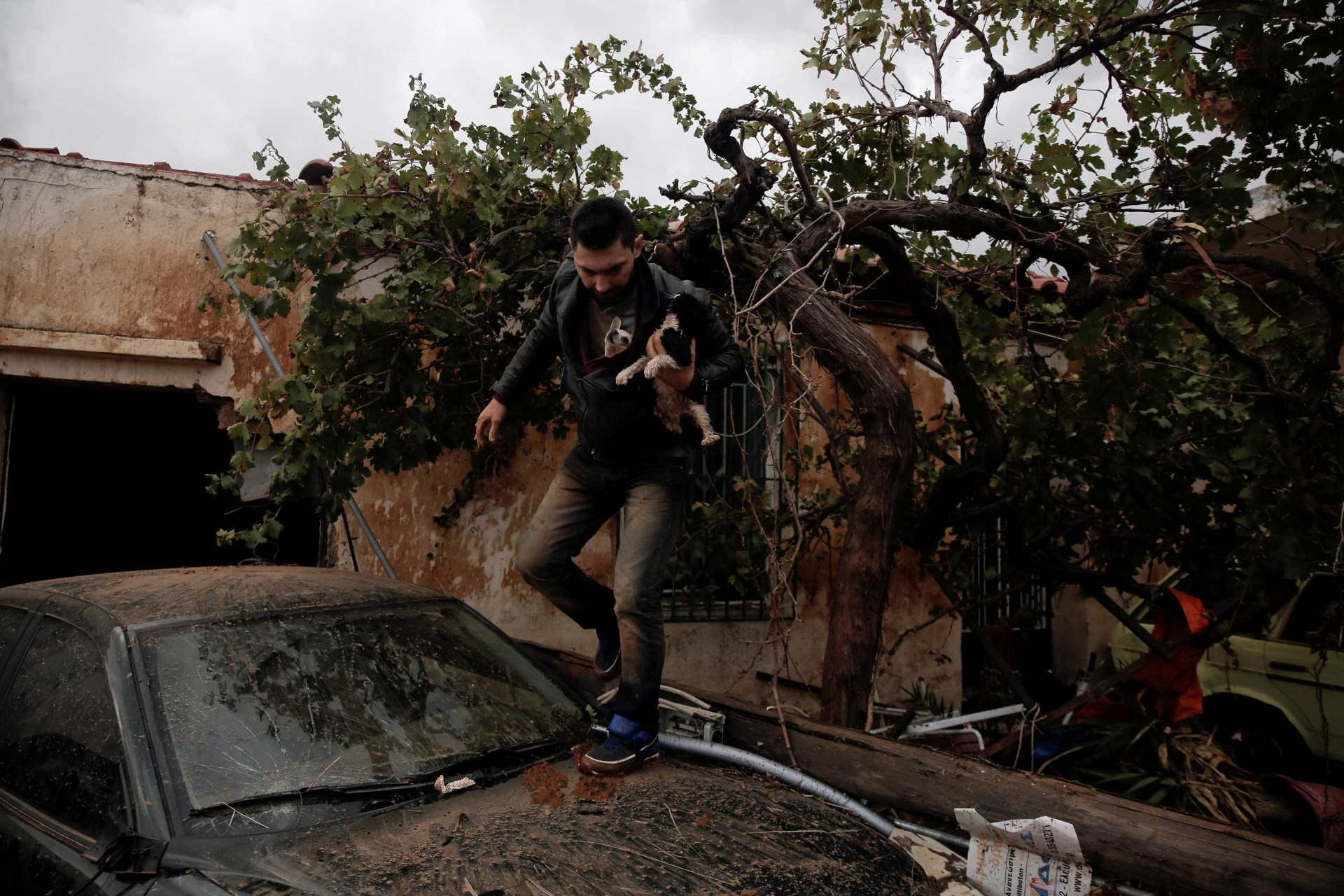 Mau tempo chegou à Grécia, fez vítimas e deixou cenário de destruição