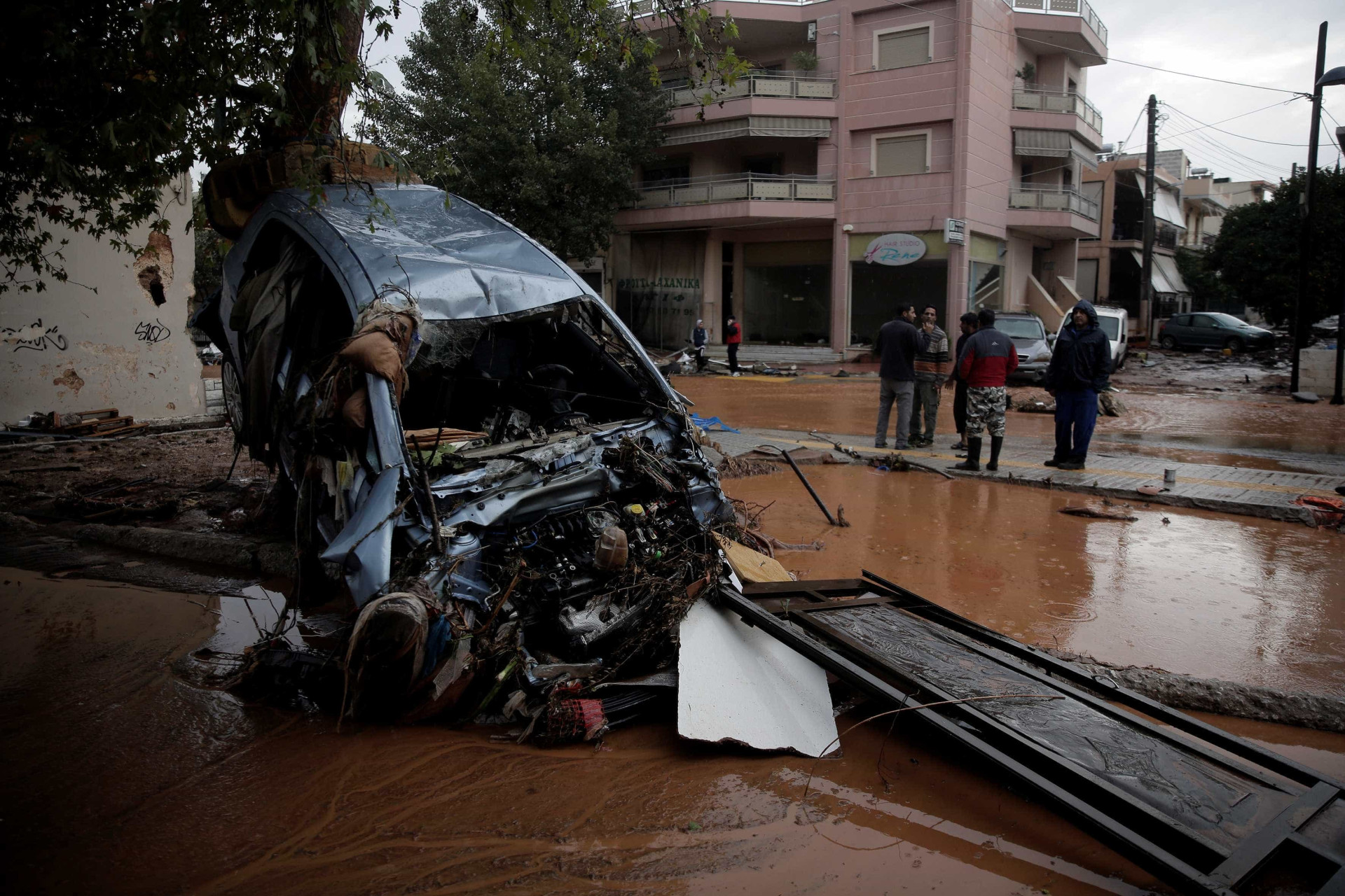 Mau tempo chegou à Grécia, fez vítimas e deixou cenário de destruição