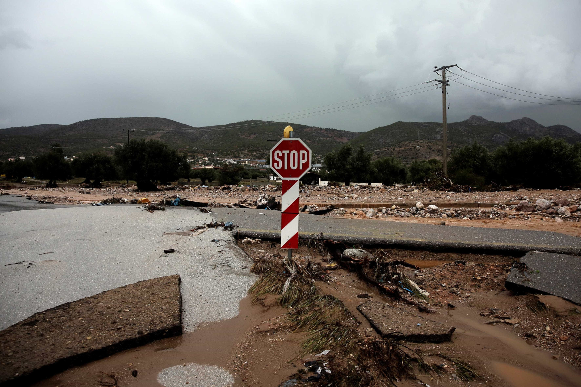 Mau tempo chegou à Grécia, fez vítimas e deixou cenário de destruição