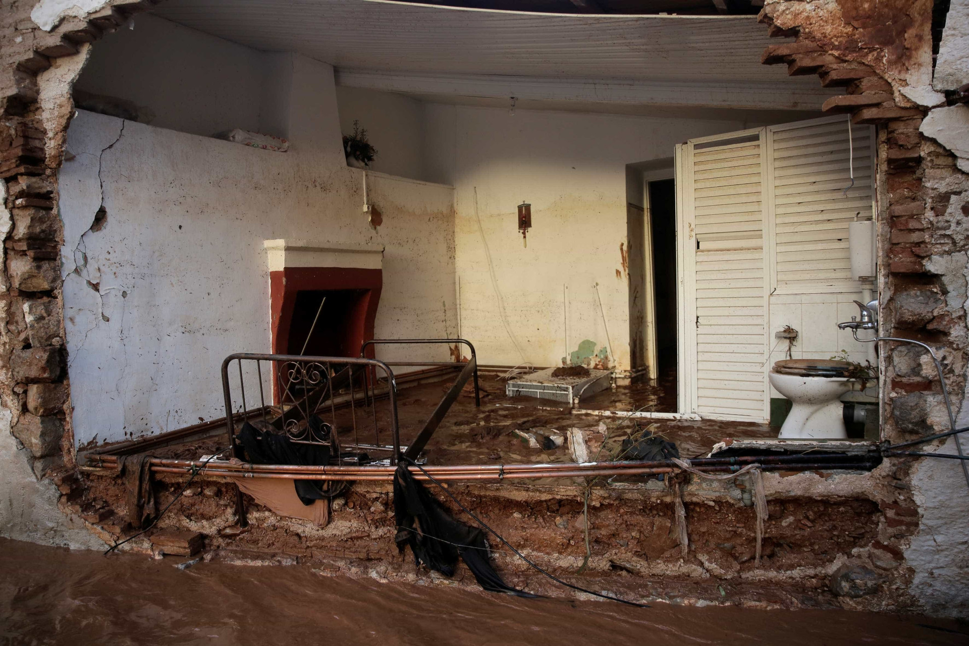 Mau tempo chegou à Grécia, fez vítimas e deixou cenário de destruição