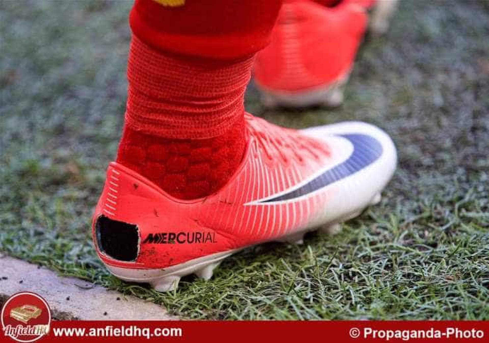 Philippe Coutinho surge em campo com buracos... nas chuteiras