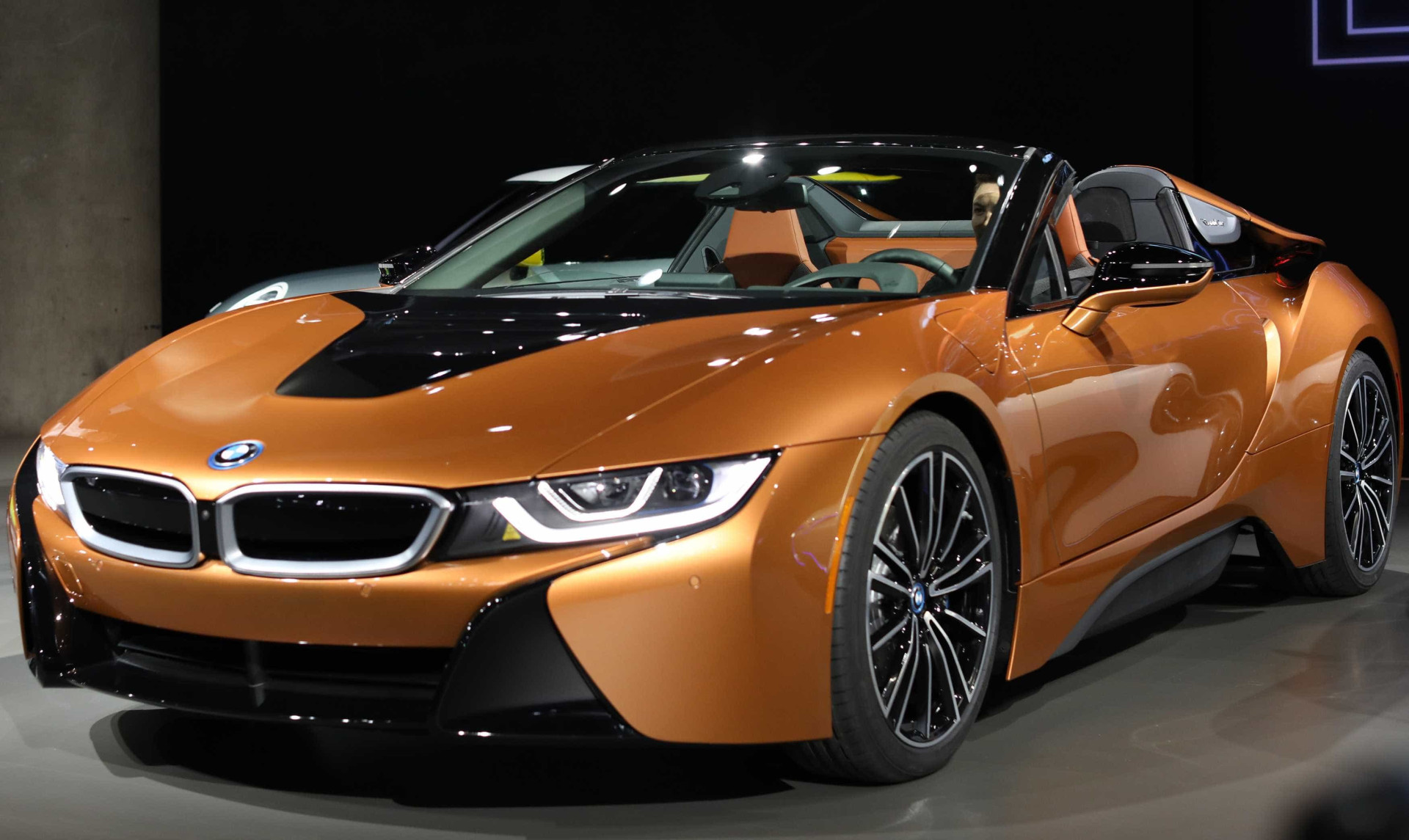 Finalmente chegou o BMW i8 Roadster: O desportivo elétrico e descapotável