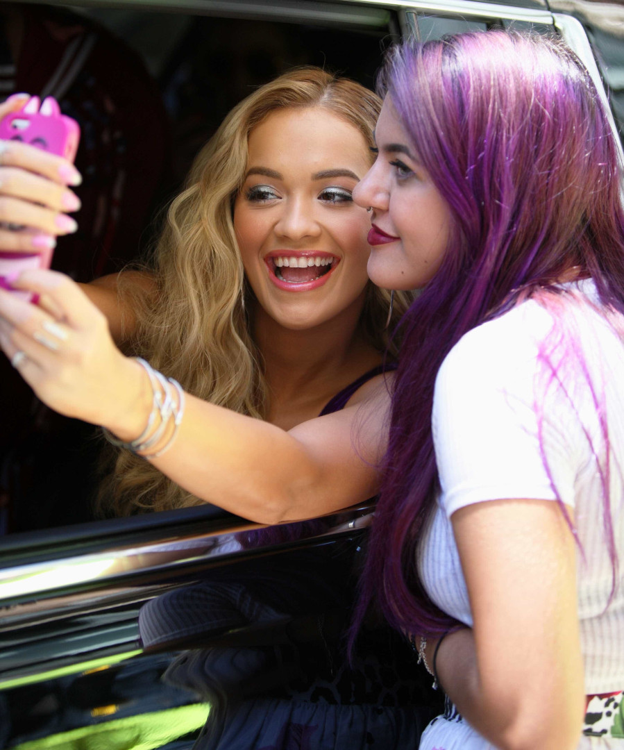 Conheça as celebridades que não negam uma selfie com os fãs
