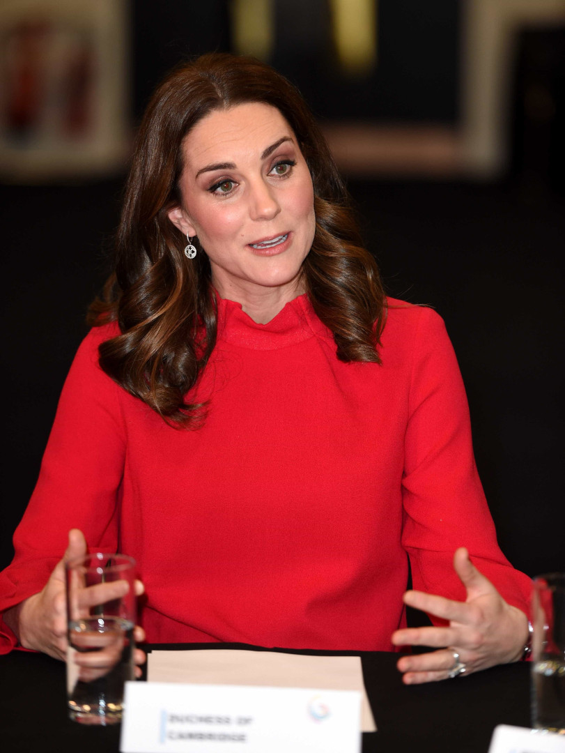Kate Middleton usa vestido mais curto que o habitual e dá nas vistas