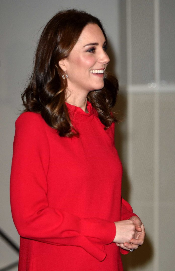 Kate Middleton usa vestido mais curto que o habitual e dá nas vistas