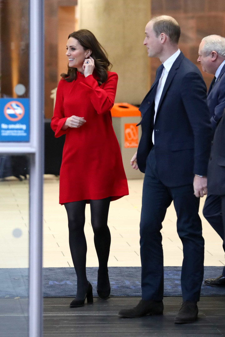 Kate Middleton usa vestido mais curto que o habitual e dá nas vistas