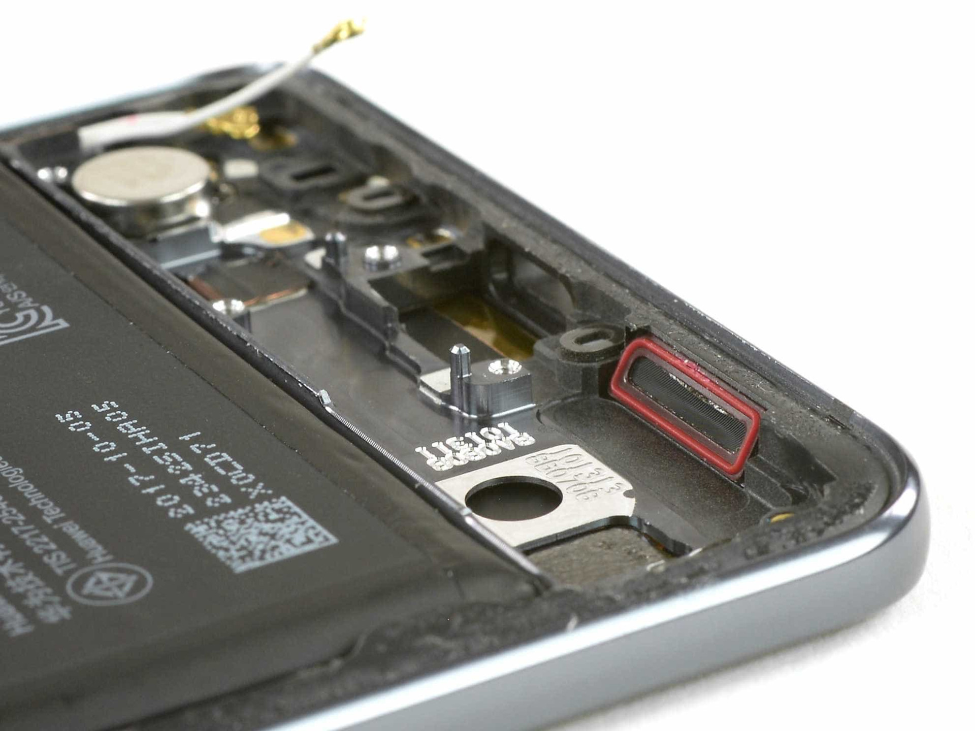 O novo topo de gama da Huawei foi desmontado. Veja o interior