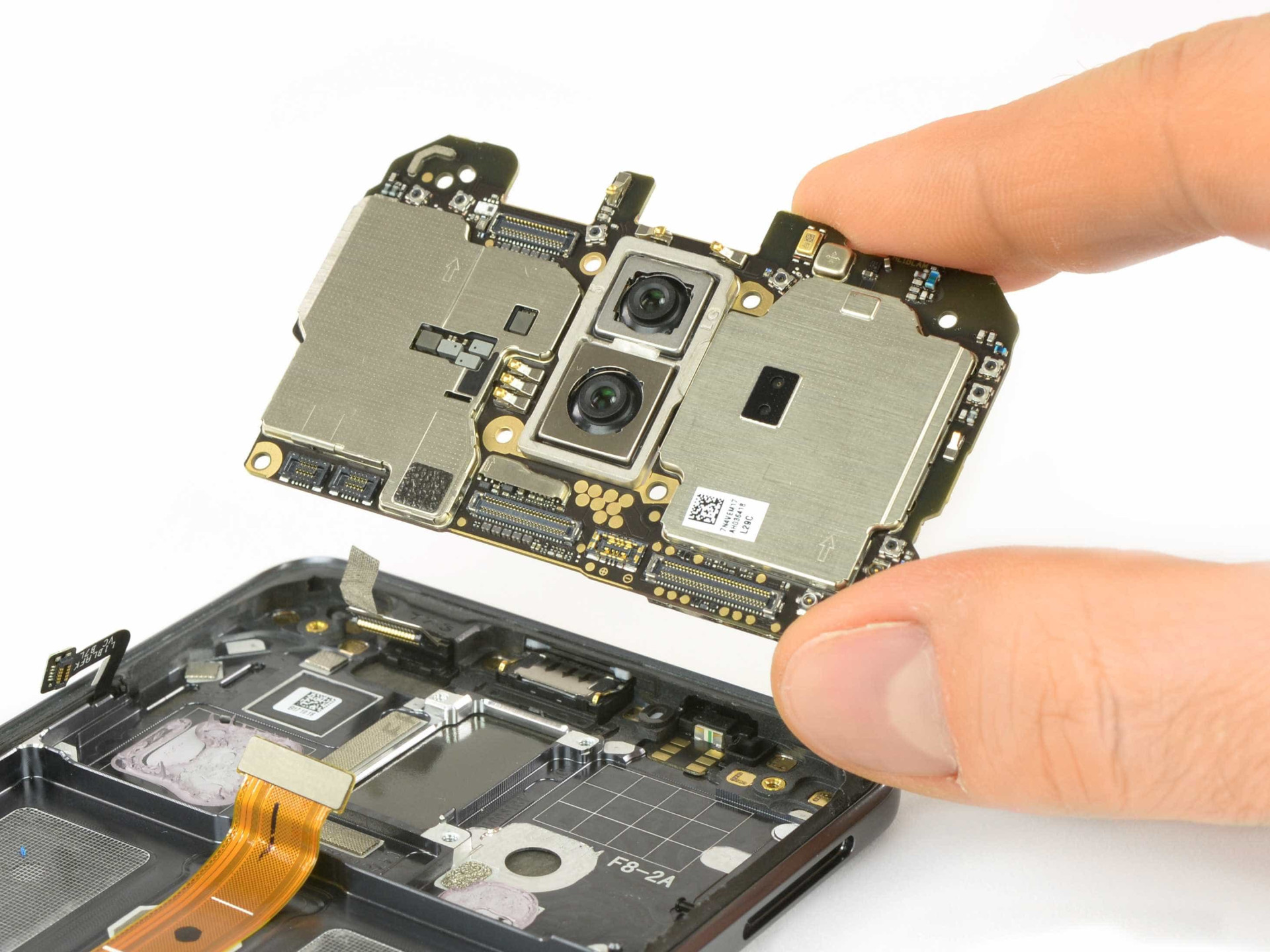 O novo topo de gama da Huawei foi desmontado. Veja o interior