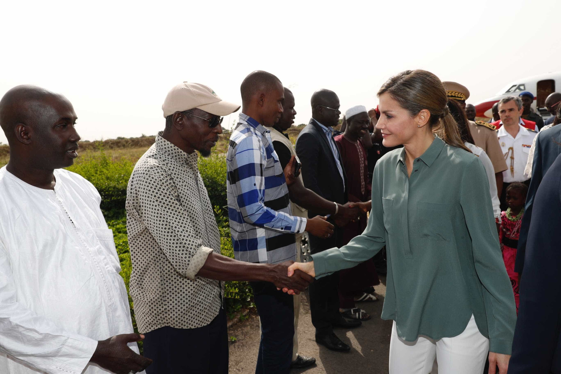 Rainha Letizia encanta presentes na visita ao Senegal