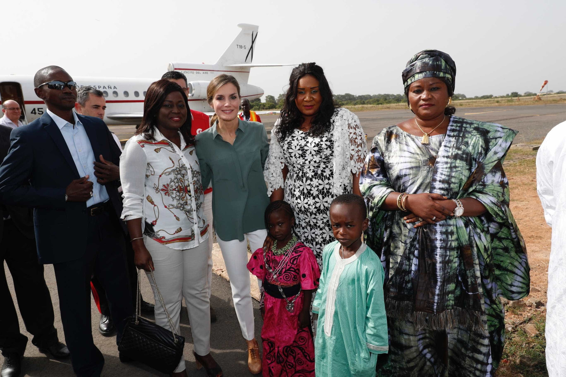 Rainha Letizia encanta presentes na visita ao Senegal
