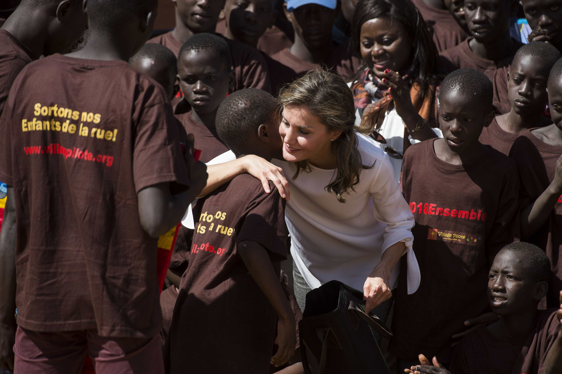 Rainha Letizia encanta presentes na visita ao Senegal