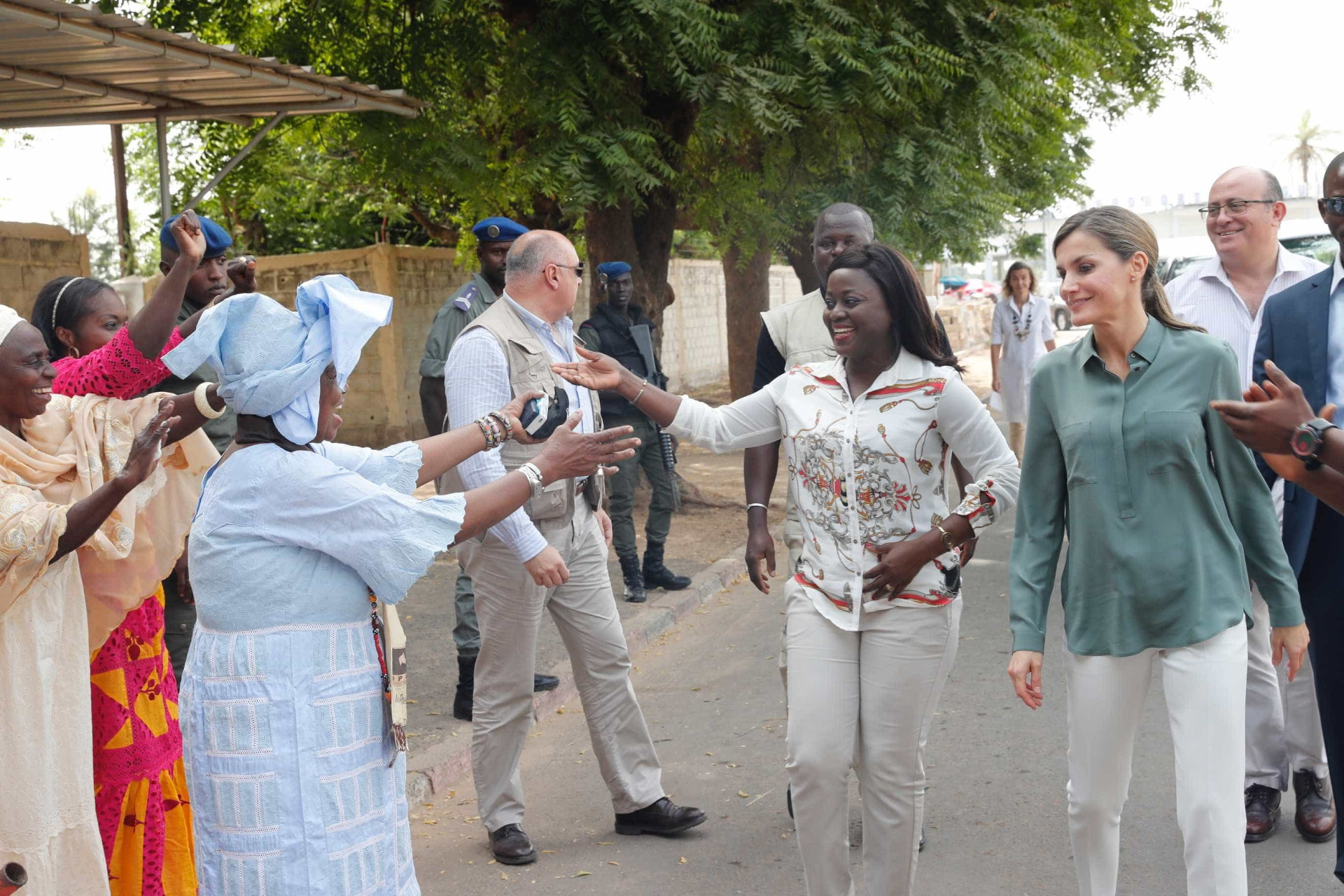 Rainha Letizia encanta presentes na visita ao Senegal