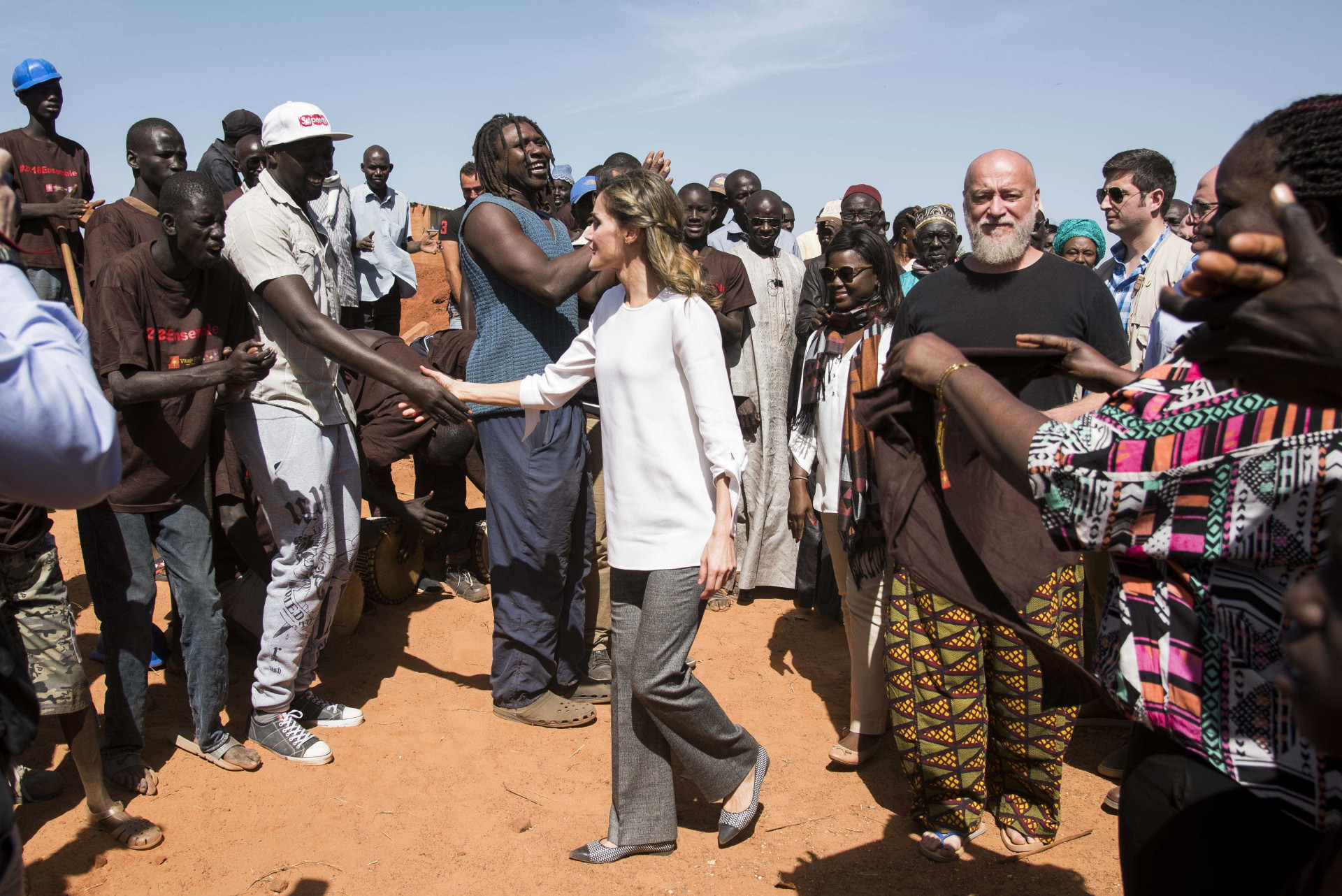 Rainha Letizia encanta presentes na visita ao Senegal