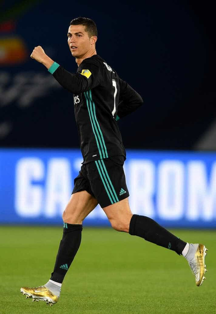Ronaldo estreia chuteira de ouro com selo familiar