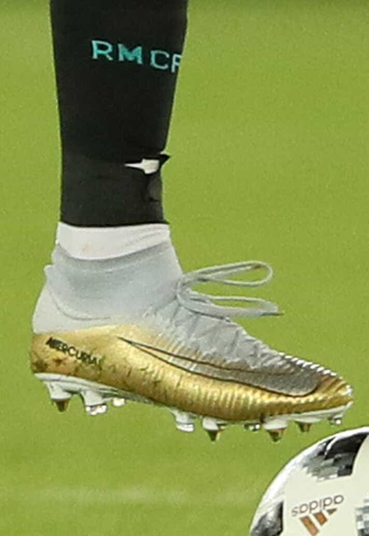 Ronaldo estreia chuteira de ouro com selo familiar