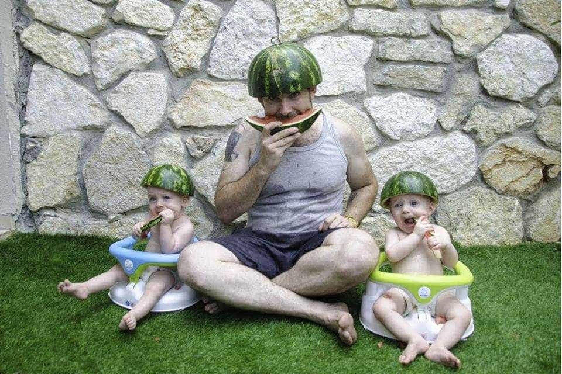 Pai documenta vida com gémeos de um ano em fotografias hilariantes