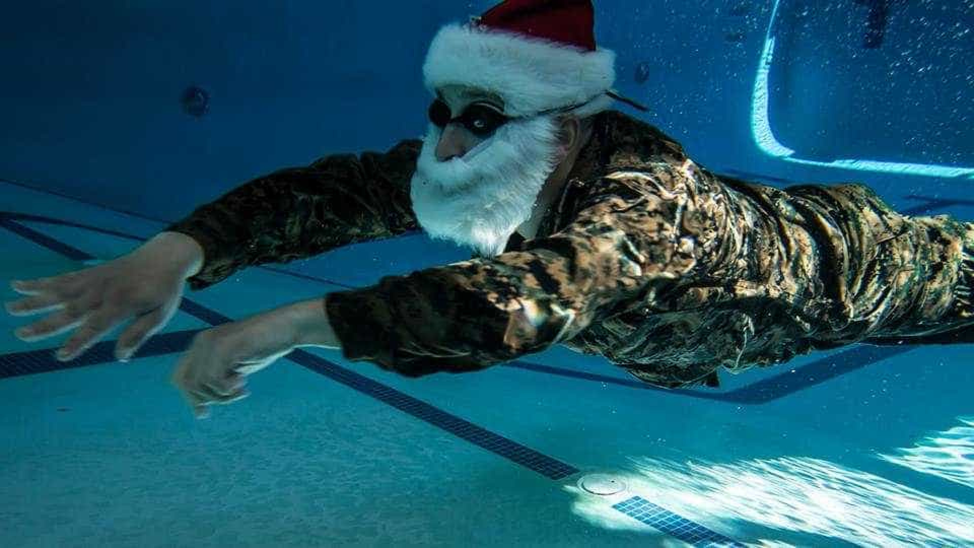 Marines vestidos de Pai Natal fazem sessão fotográfica debaixo de água