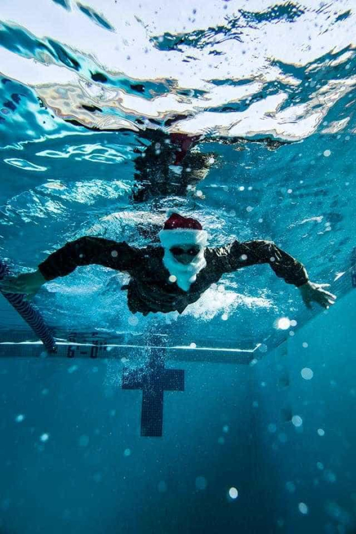 Marines vestidos de Pai Natal fazem sessão fotográfica debaixo de água