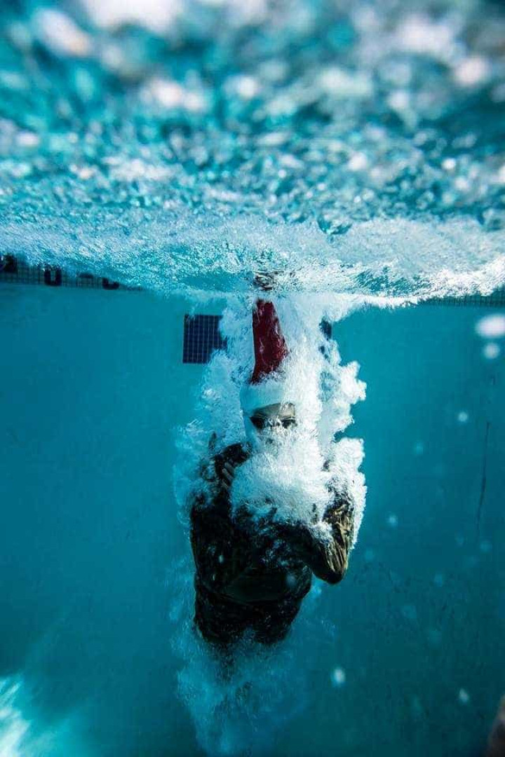 Marines vestidos de Pai Natal fazem sessão fotográfica debaixo de água