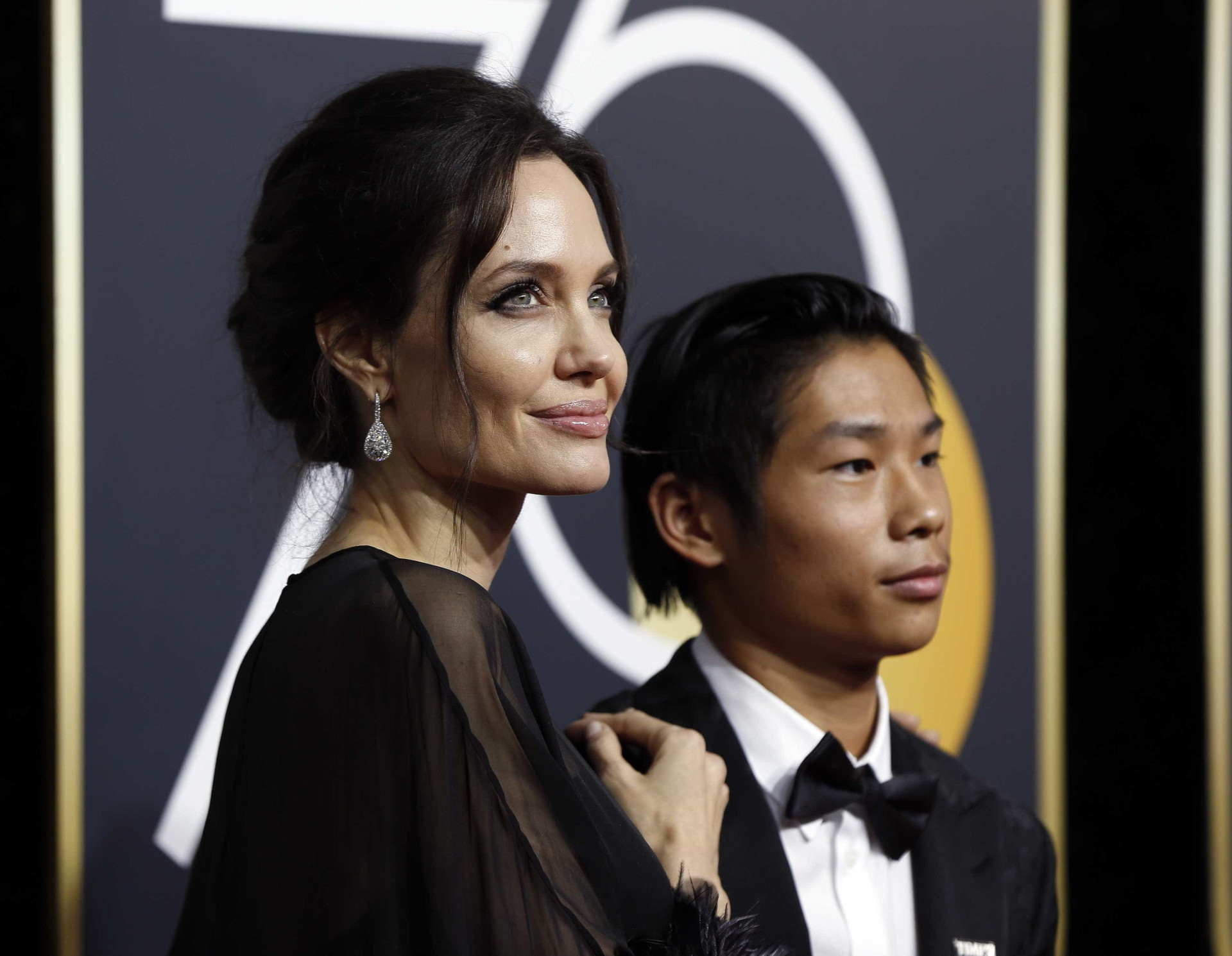 Angelina Jolie e Sharon Stone levaram os filhos aos Globos de Ouro