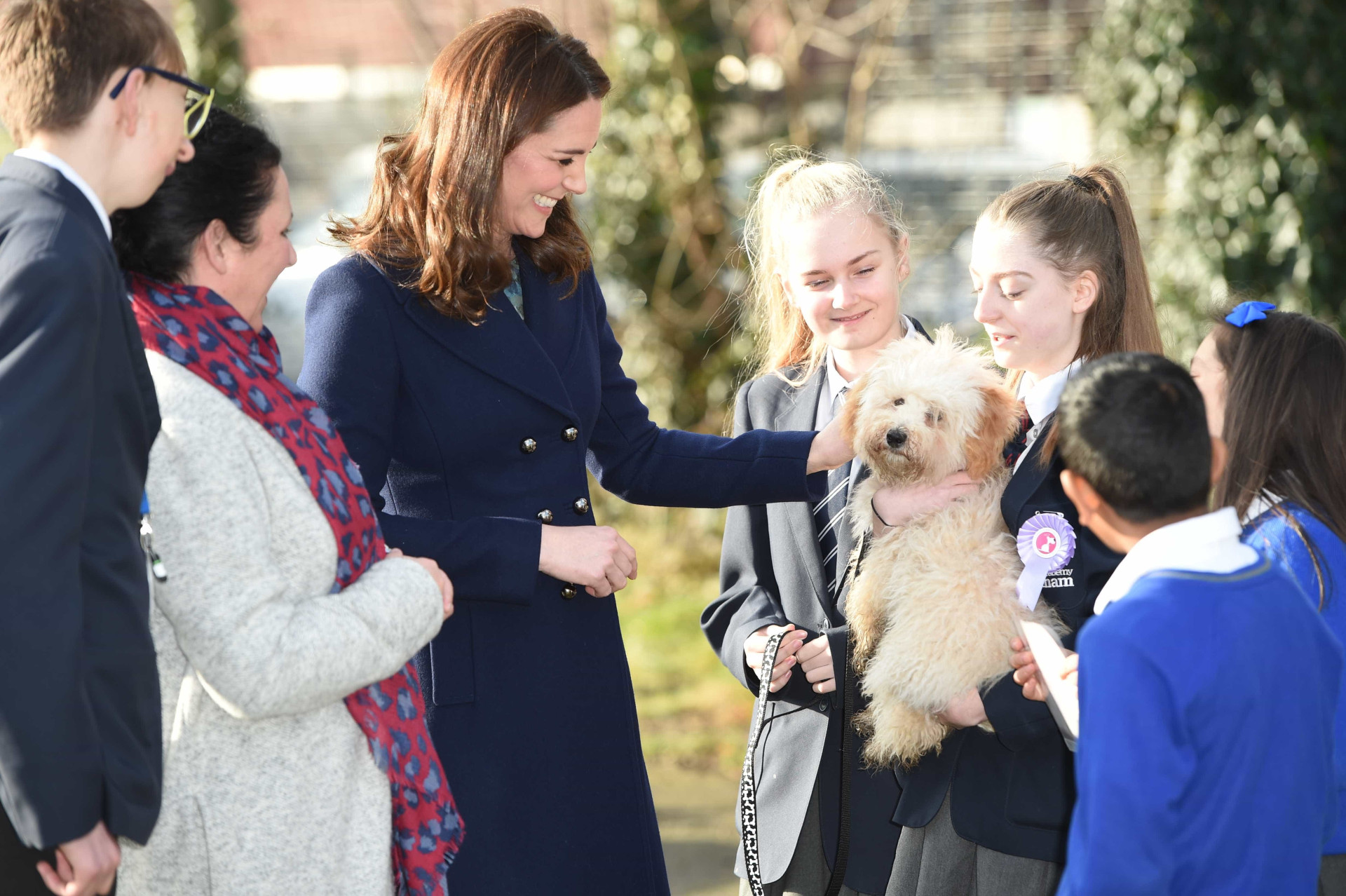 Aos sete meses de gravidez, Kate Middleton surpreende pela elegância