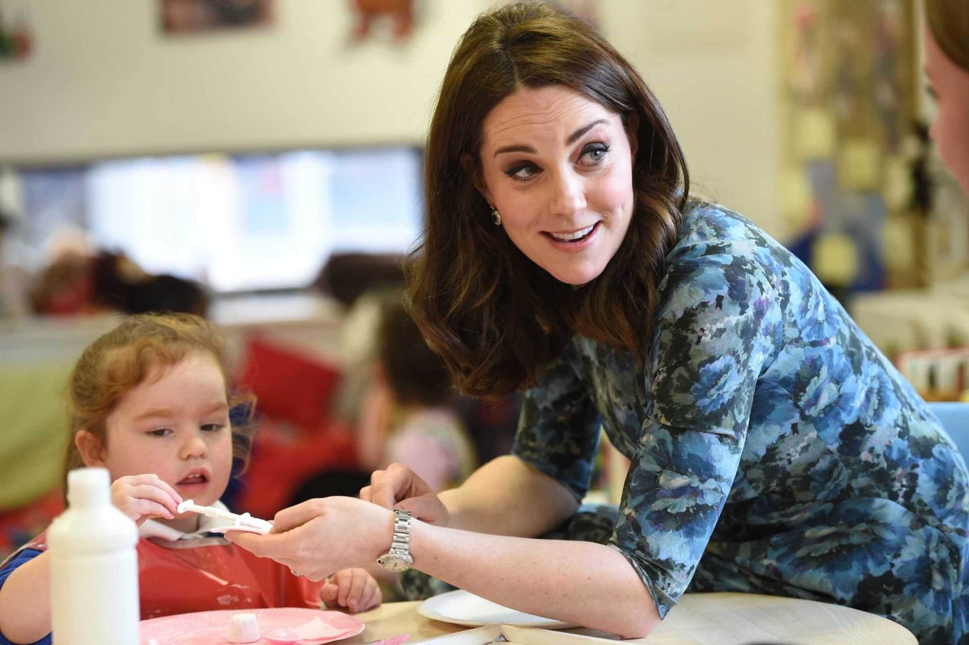 Aos sete meses de gravidez, Kate Middleton surpreende pela elegância