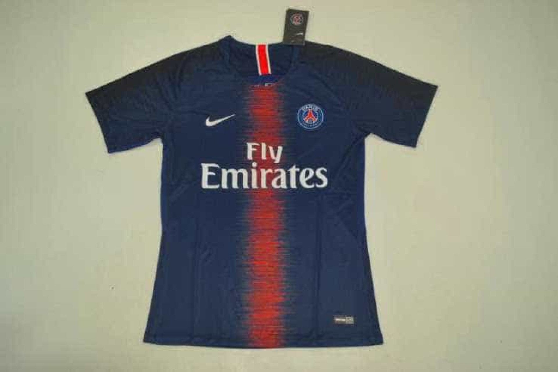 Nova camisola do PSG revelada na internet