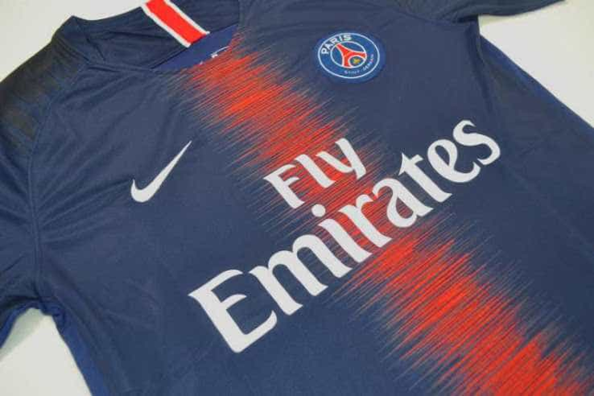 Nova camisola do PSG revelada na internet