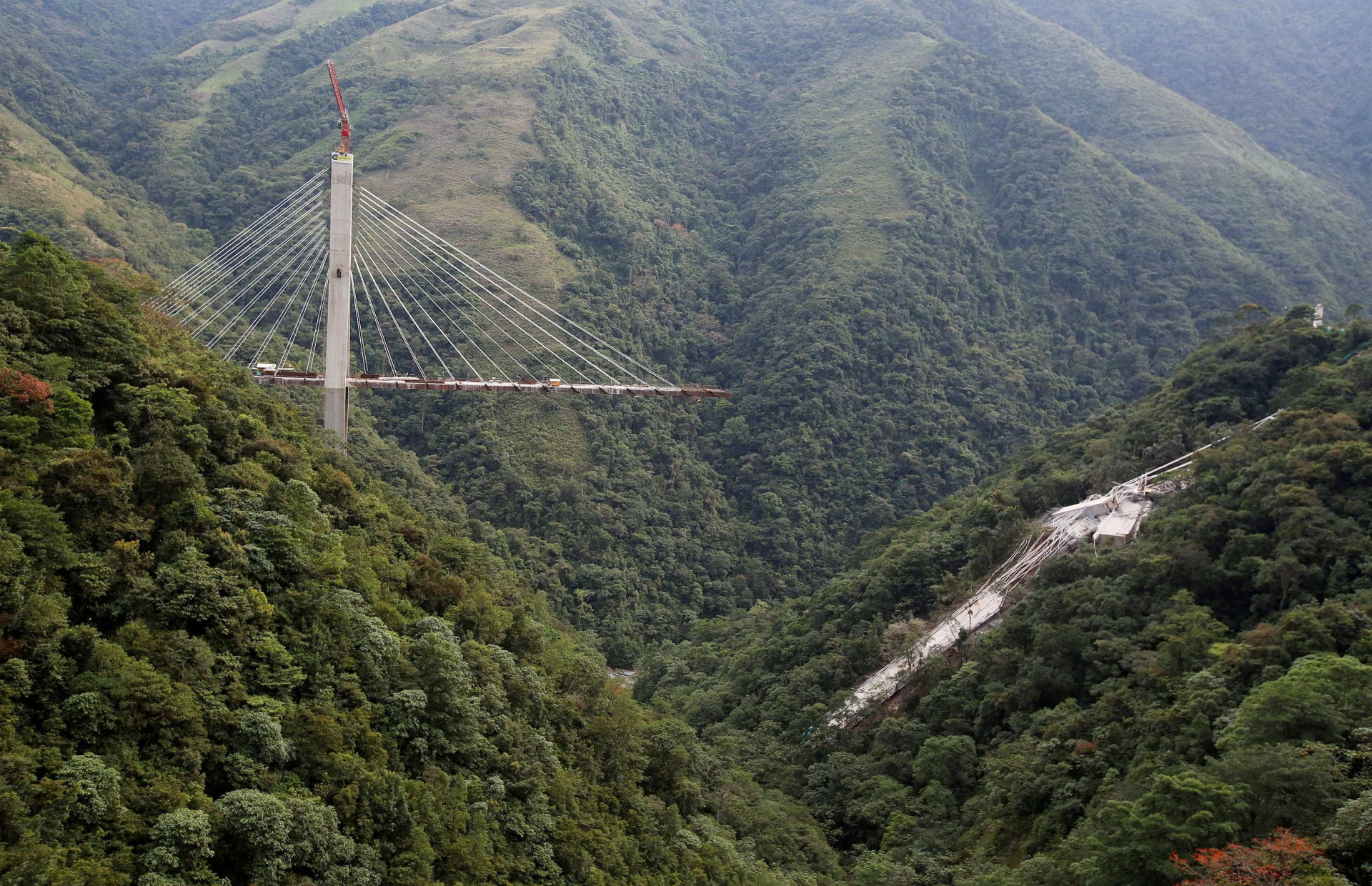 As imagens da queda da ponte na Colômbia que fez 10 mortos