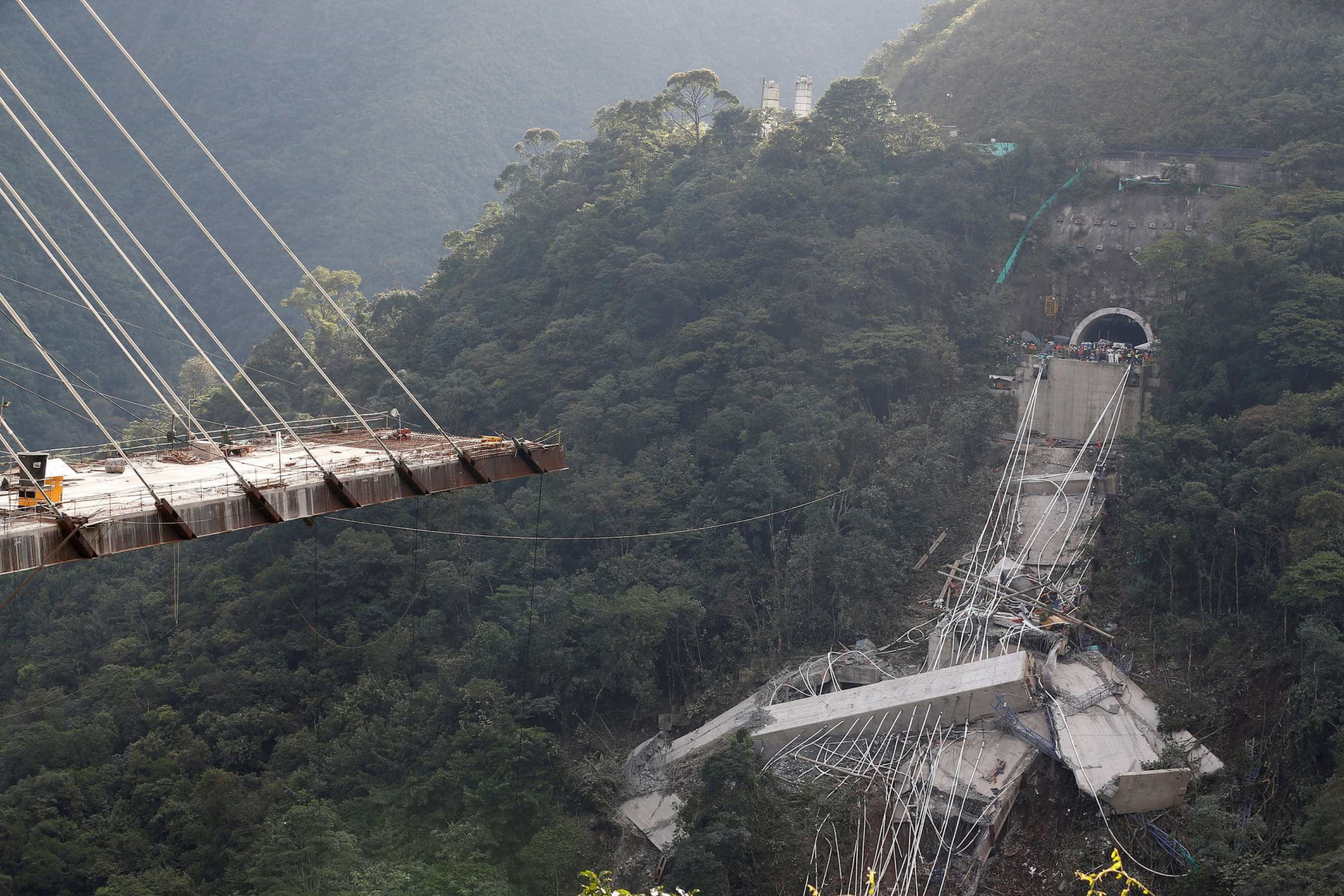 As imagens da queda da ponte na Colômbia que fez 10 mortos