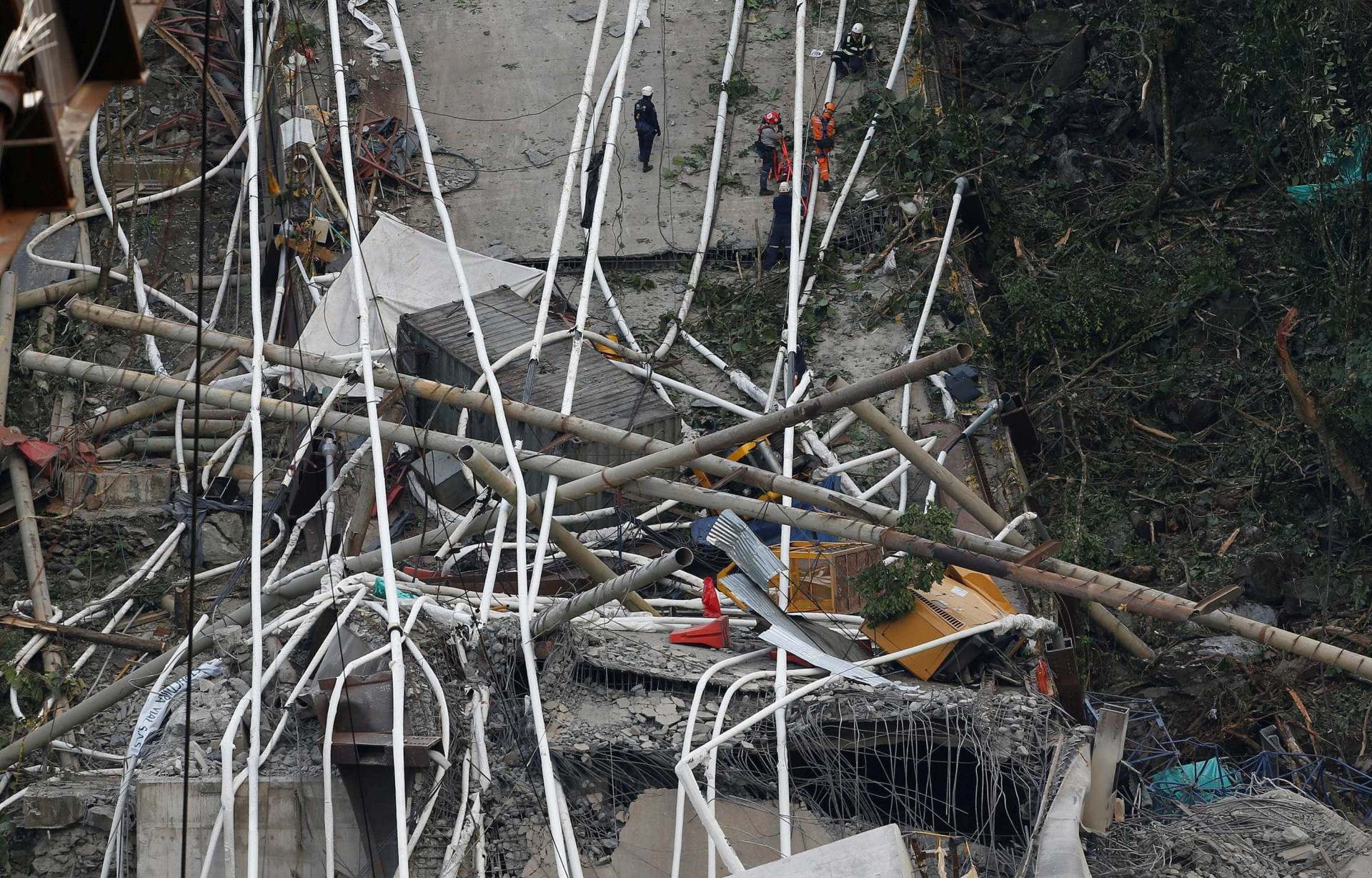 As imagens da queda da ponte na Colômbia que fez 10 mortos