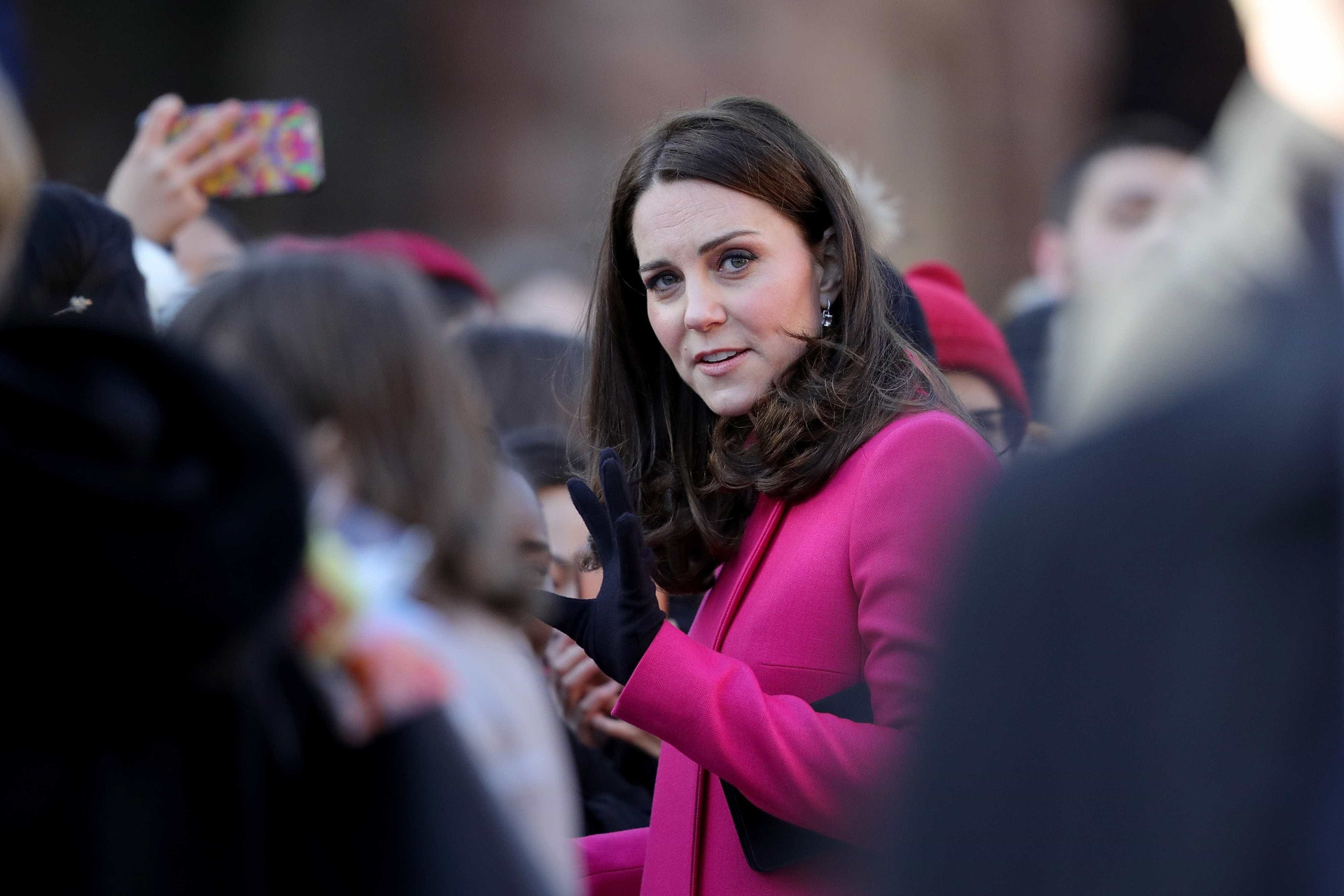 Grávida de seis meses, Kate Middleton dá nas vistas com sobretudo rosa