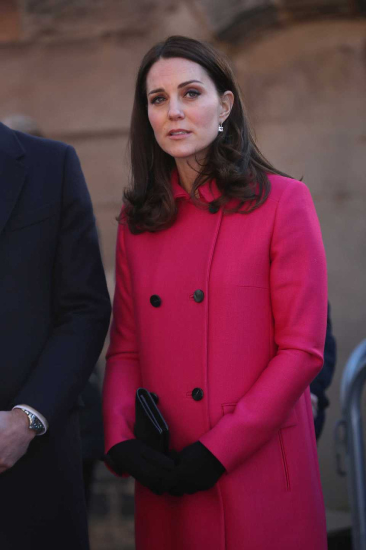 Grávida de seis meses, Kate Middleton dá nas vistas com sobretudo rosa