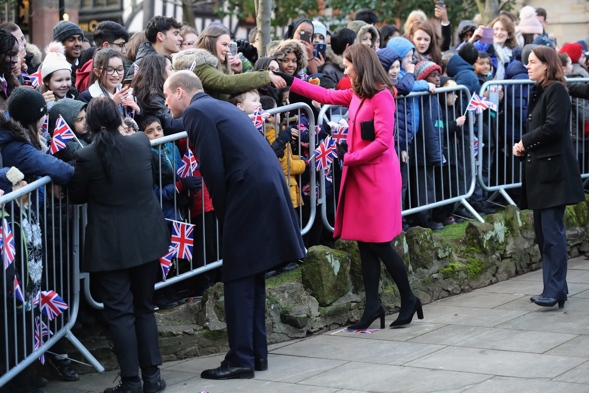 Grávida de seis meses, Kate Middleton dá nas vistas com sobretudo rosa