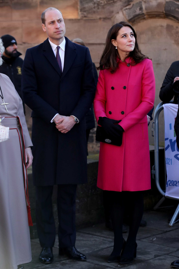 Grávida de seis meses, Kate Middleton dá nas vistas com sobretudo rosa