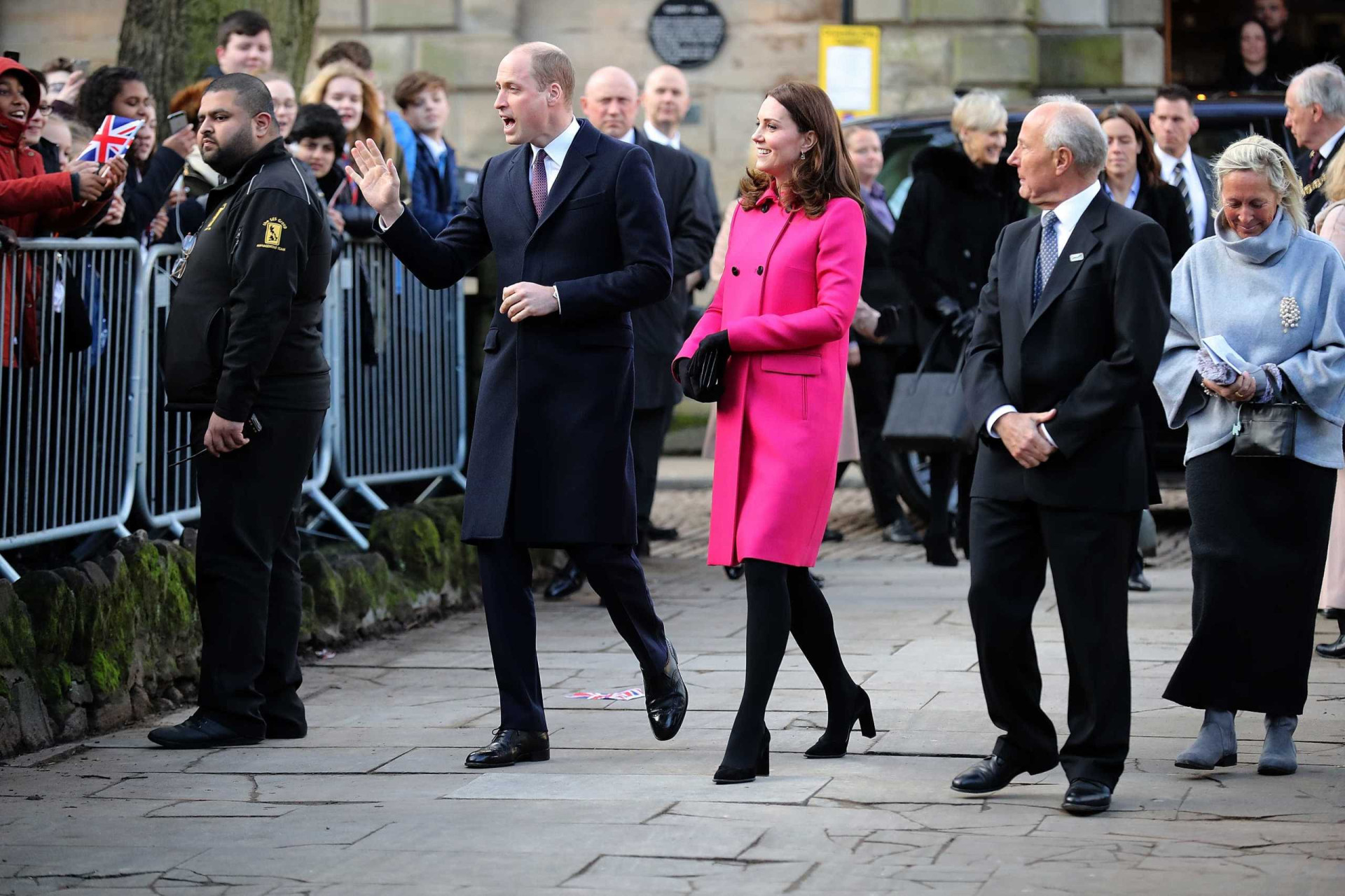 Grávida de seis meses, Kate Middleton dá nas vistas com sobretudo rosa
