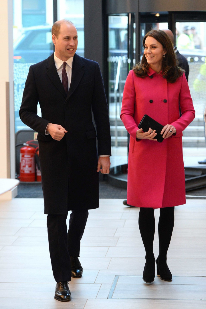 Grávida de seis meses, Kate Middleton dá nas vistas com sobretudo rosa