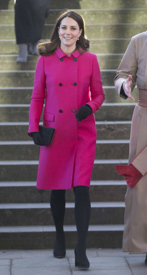 Grávida de seis meses, Kate Middleton dá nas vistas com sobretudo rosa