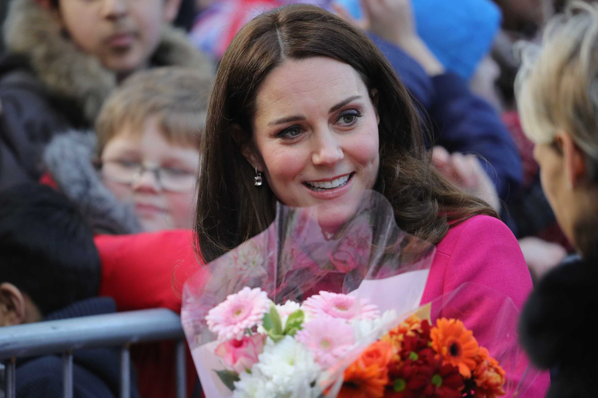 Grávida de seis meses, Kate Middleton dá nas vistas com sobretudo rosa