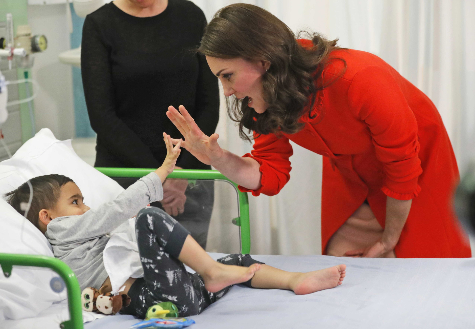 O motivo pelo qual Kate Middleton teve de tirar o anel de noivado