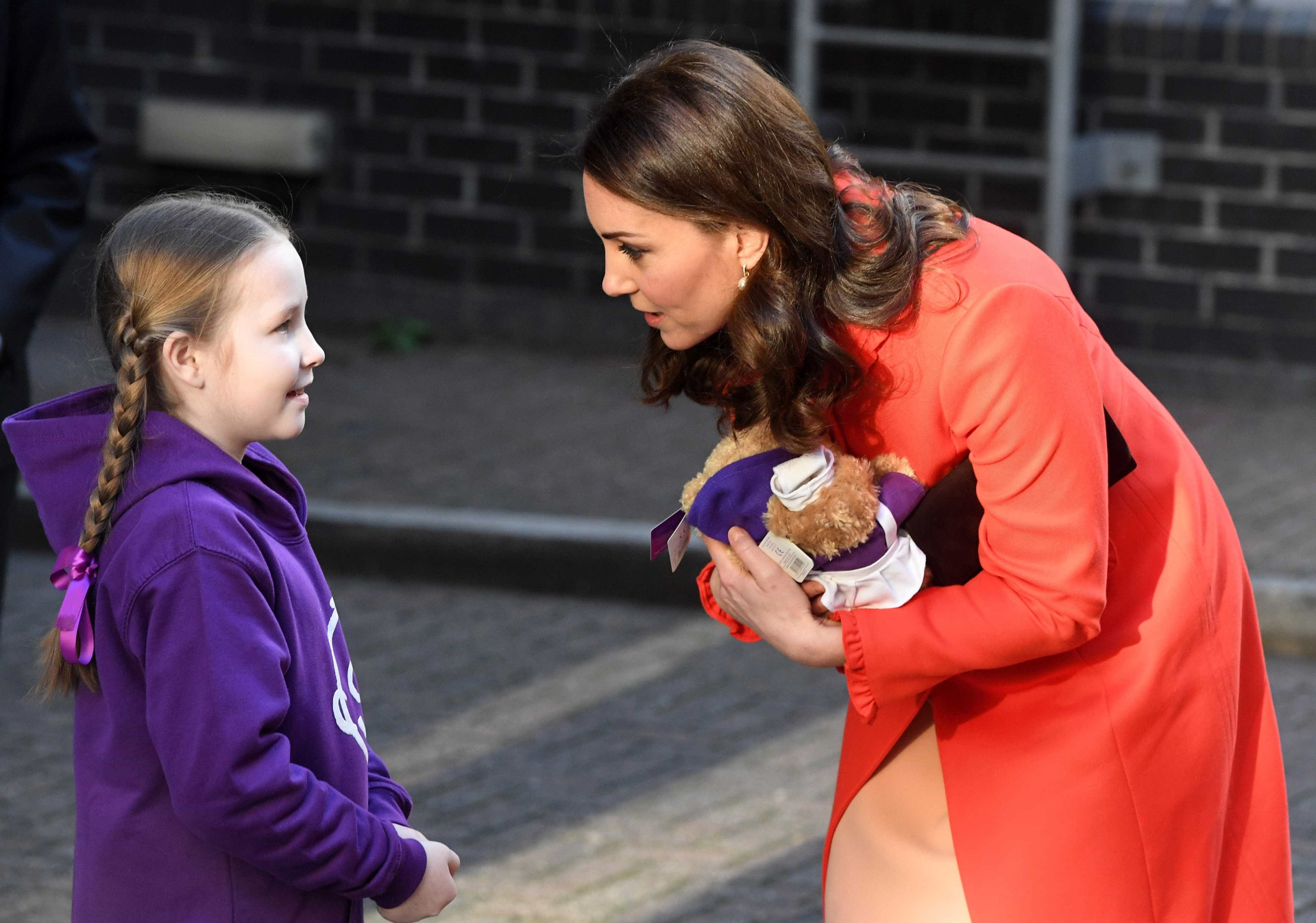 O motivo pelo qual Kate Middleton teve de tirar o anel de noivado