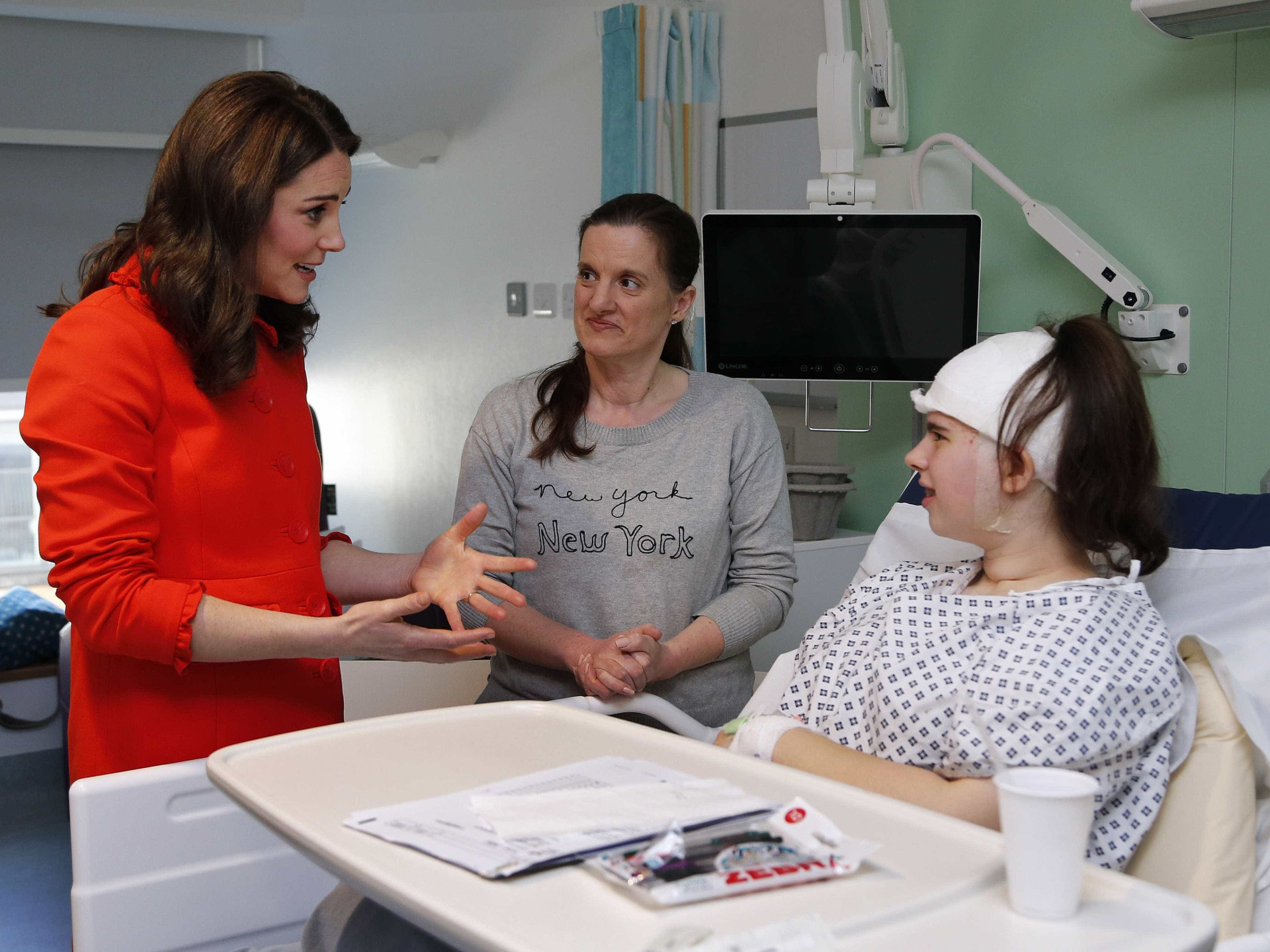 O motivo pelo qual Kate Middleton teve de tirar o anel de noivado