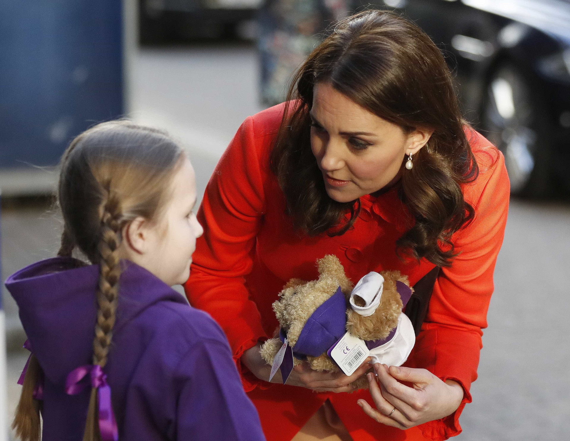 O motivo pelo qual Kate Middleton teve de tirar o anel de noivado