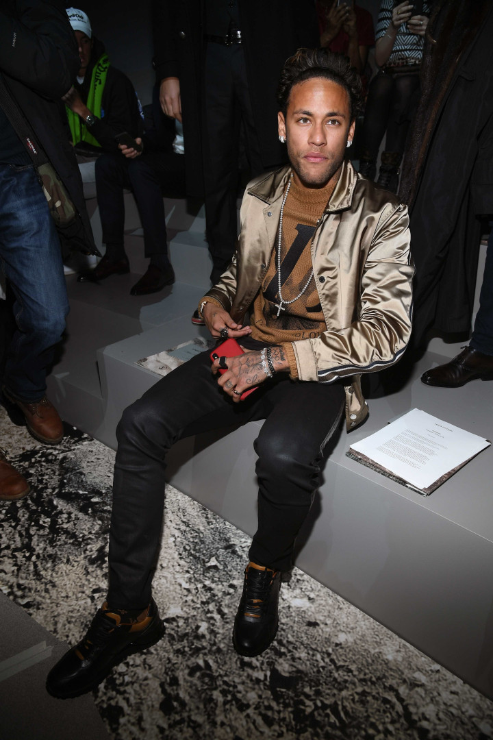 Neymar e família Beckham assistem ao desfile da Louis Vuitton