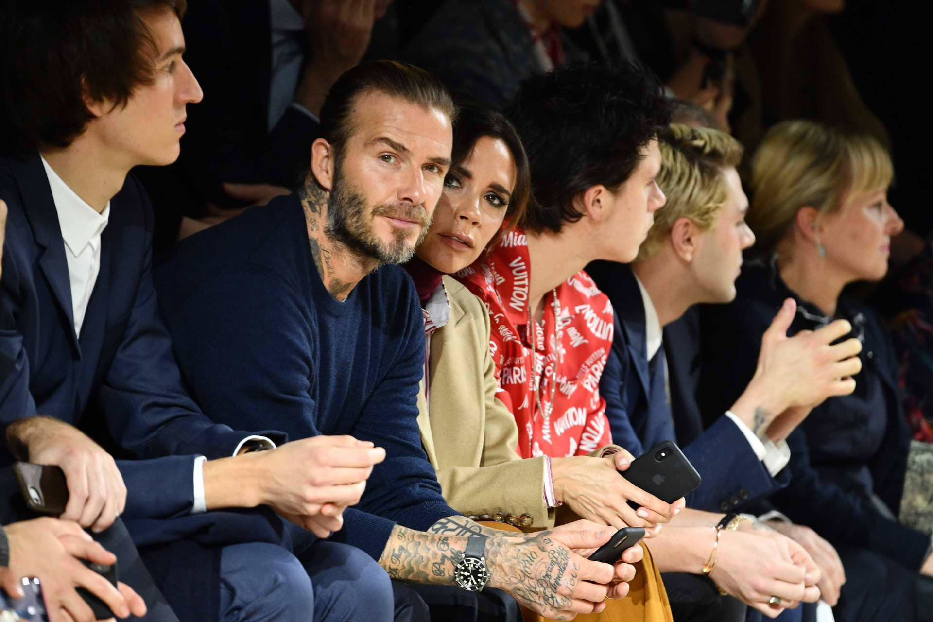 Neymar e família Beckham assistem ao desfile da Louis Vuitton
