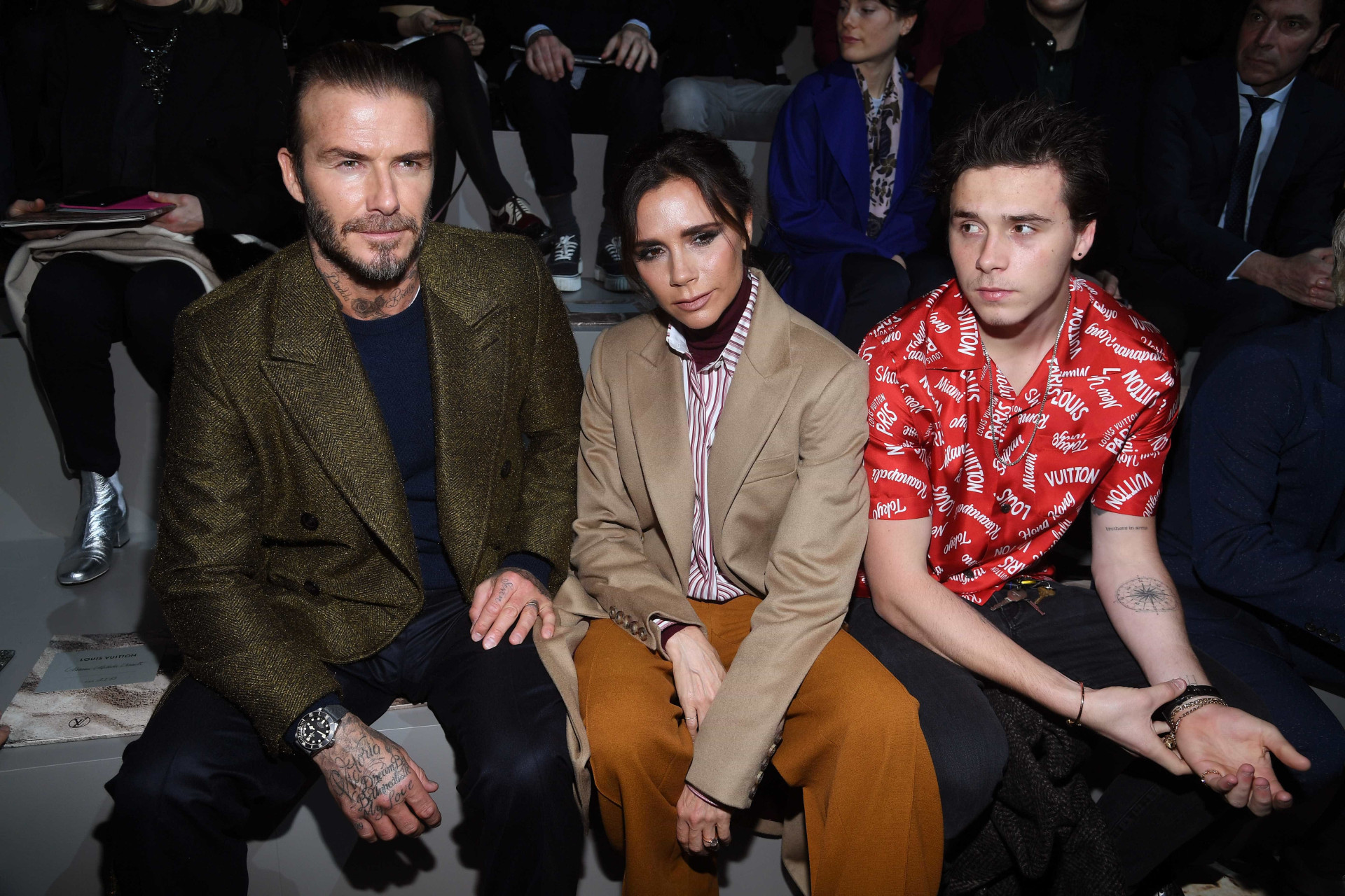 Neymar e família Beckham assistem ao desfile da Louis Vuitton