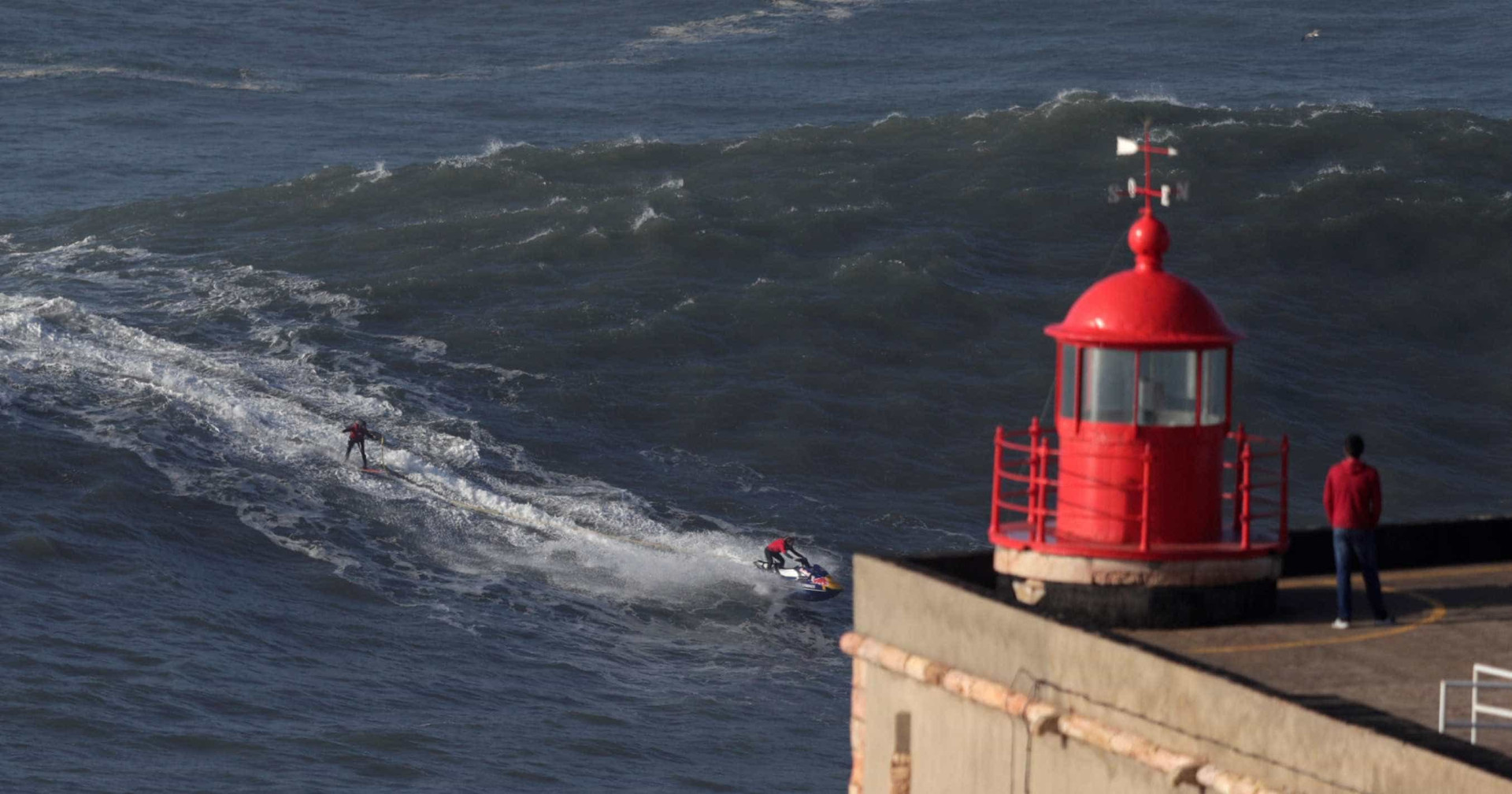 'Cavalgar' ondas gigantes. As imponentes vagas da Nazaré