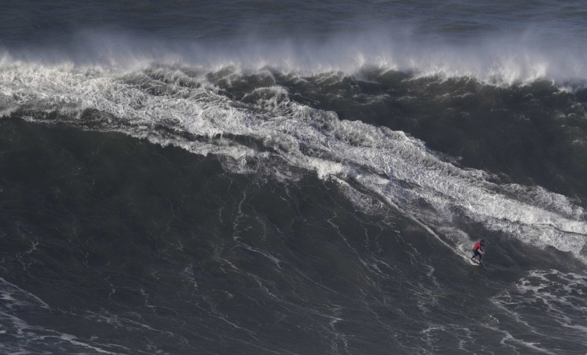 'Cavalgar' ondas gigantes. As imponentes vagas da Nazaré