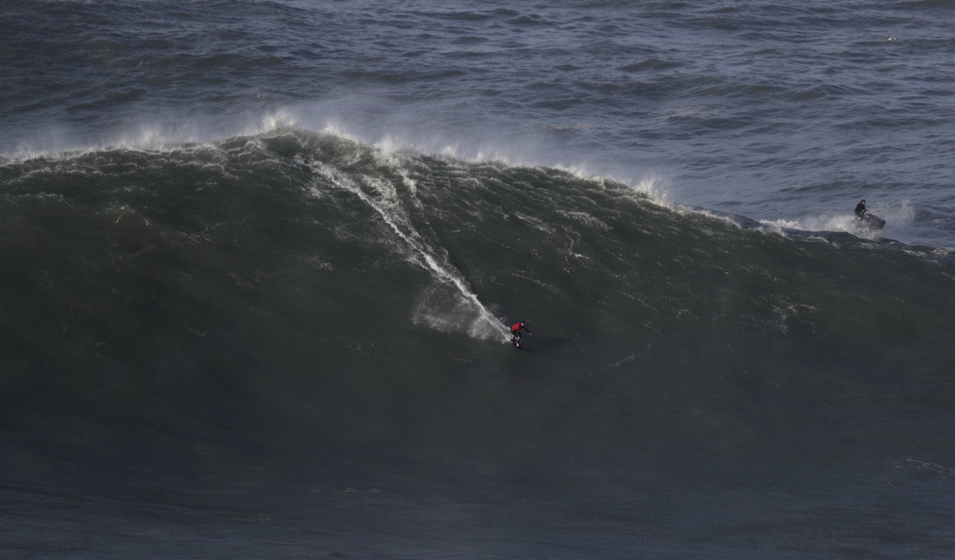 'Cavalgar' ondas gigantes. As imponentes vagas da Nazaré