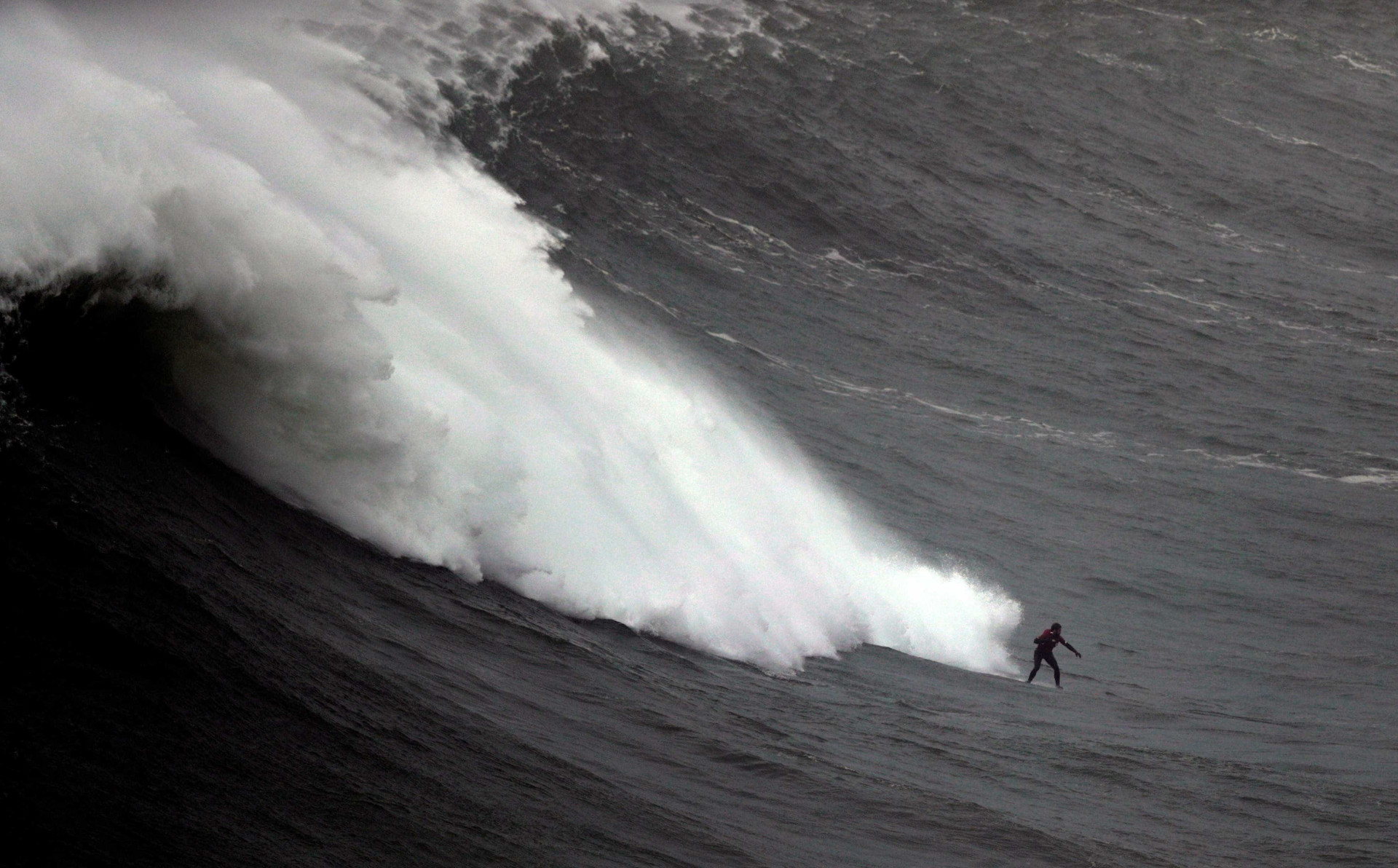 'Cavalgar' ondas gigantes. As imponentes vagas da Nazaré